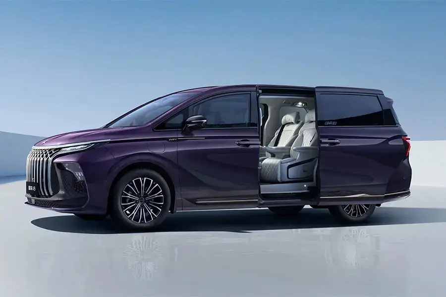 Minivan ejecutiva Forthing V9 HEV