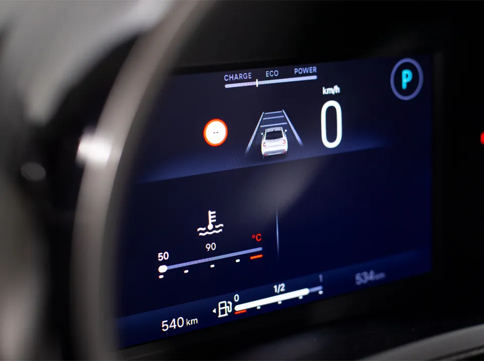 Tablero de instrumentos mostrando el mantenimiento de carril activo Fiat 600 Hybrid