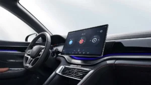 Interior tecnologico del BYD Seal U con pantalla flotante central de 15,6 pulgadas