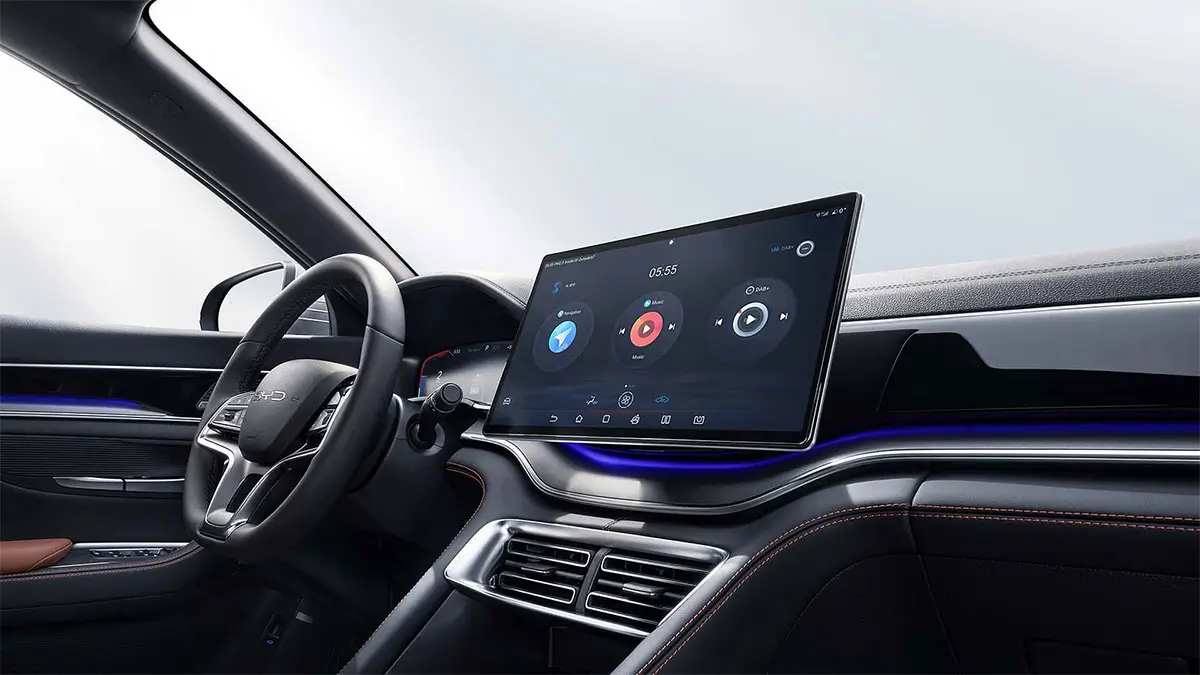 Interior tecnologico del BYD Seal U con pantalla flotante central de 15,6 pulgadas