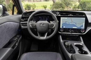 Lexus RZ 450e interior puesto de conduccion tazuna pantalla de 14 pulgadas