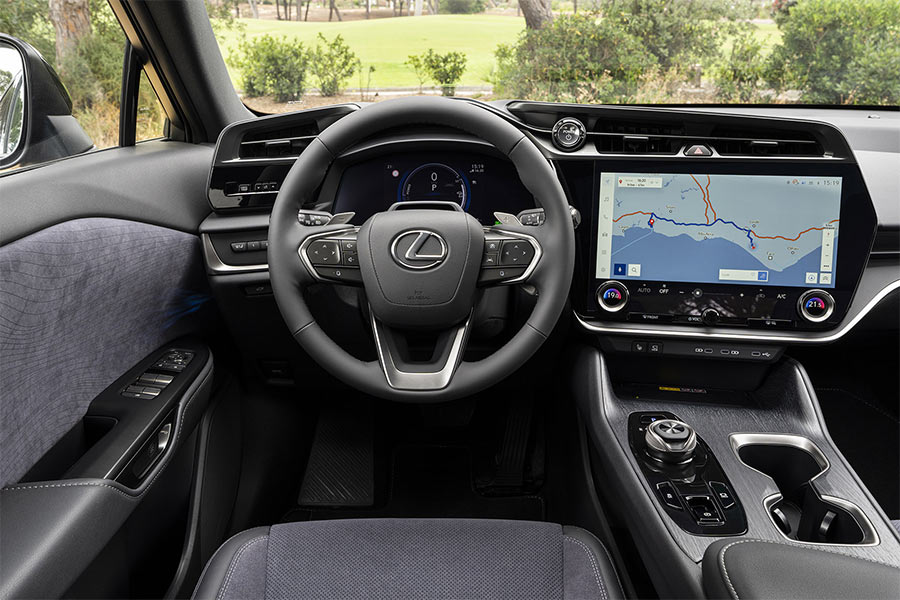 Lexus RZ 450e interior puesto de conduccion tazuna pantalla de 14 pulgadas