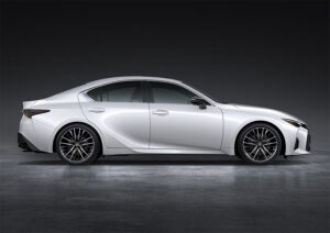 Lateral Lexus IS 2026