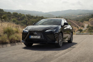 Lexus RZ 450e SUV electrico diseño frontal parrilla cerrada argentina