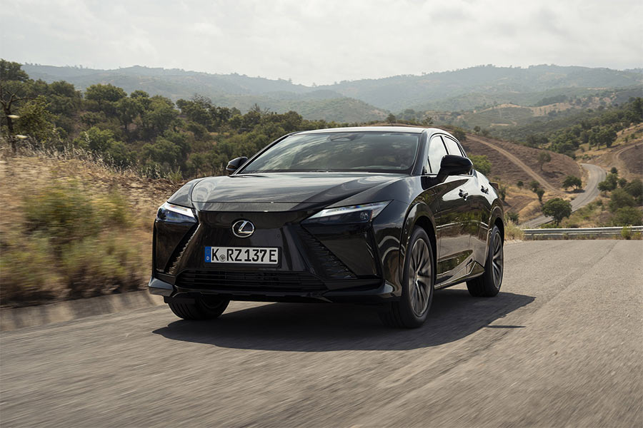 Lexus RZ 450e SUV electrico diseño frontal parrilla cerrada argentina