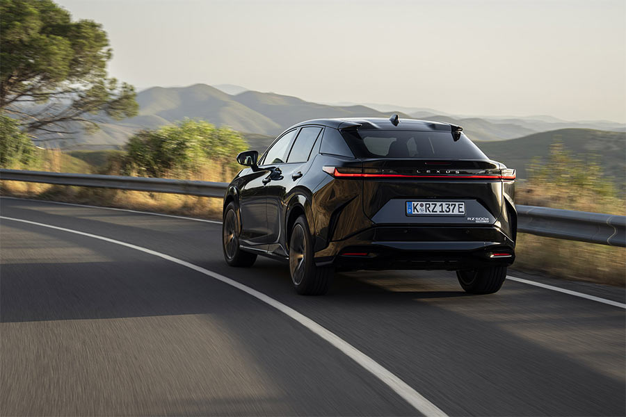 Lexus RZ 450e vista lateral fastback