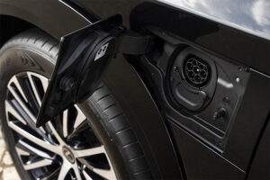 Lexus RZ 450e puerto de carga electrica baterias de iones de litio