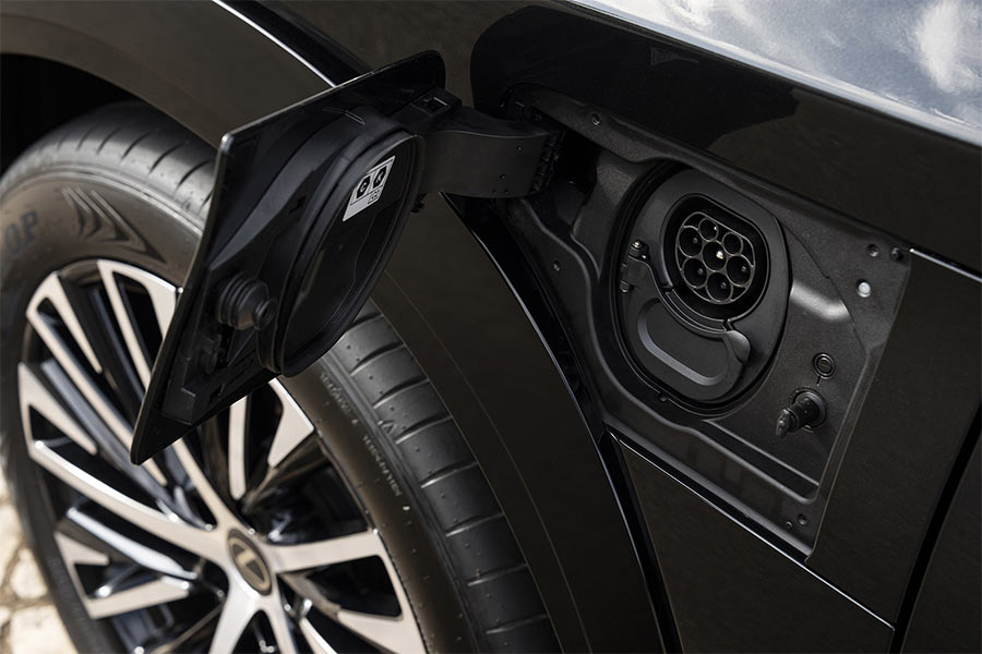 Lexus RZ 450e puerto de carga electrica baterias de iones de litio