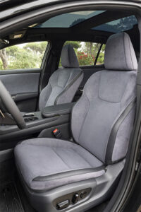 Lexus RZ 450e interior butacas eléctricas