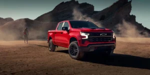 Chevrolet Silverado High Country roja en la tierra