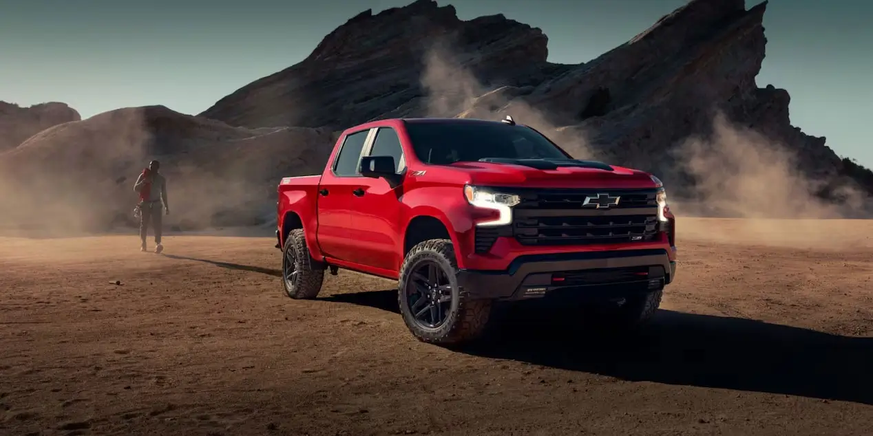 Chevrolet Silverado High Country roja en la tierra