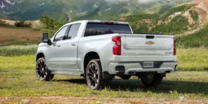 Lateral Chevrolet Silveado 2026 para Argentina