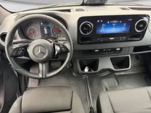 Interior Mercedes-Benz Sprinter caja automatica 9G-TRONIC selectora volante