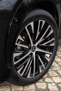 Lexus RZ 450e llantas de aleacion rodado premium