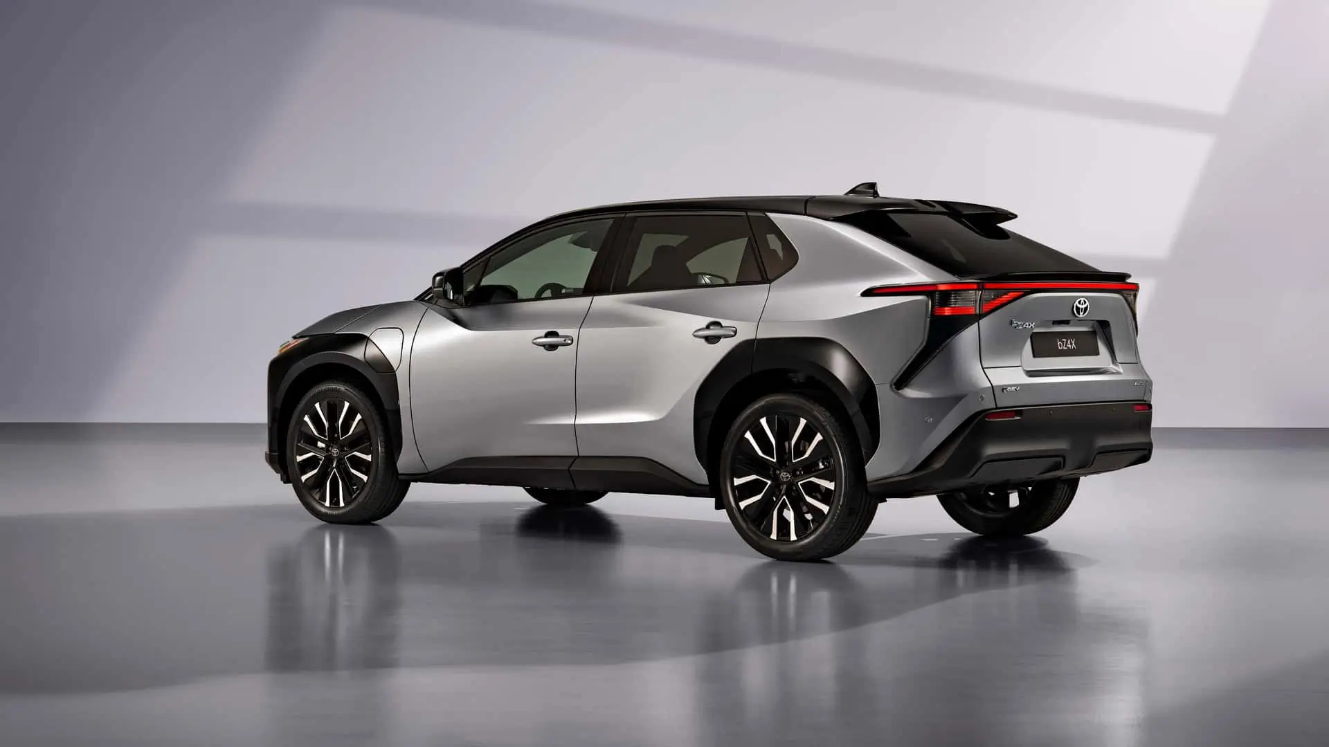 Vista lateral SUV Toyota bZ4X eléctrica