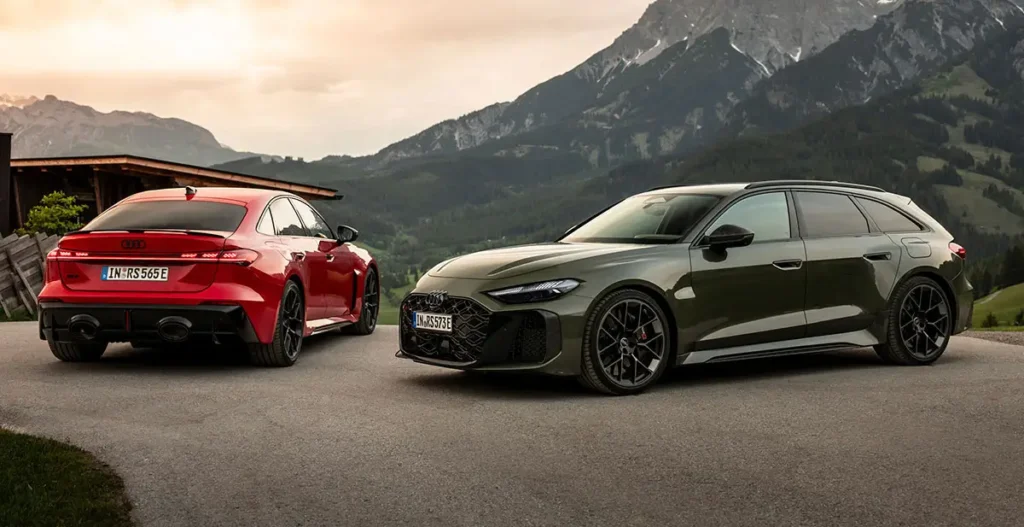 Audi RS 5 versiones Avant y Sedan con una montaña detras