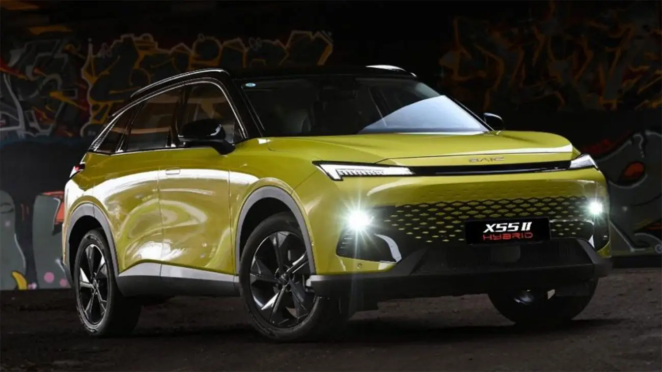 Vista de tres cuartos del frente del SUV compacto BAIC X55 Hibrido presentado en el mercado argentino.