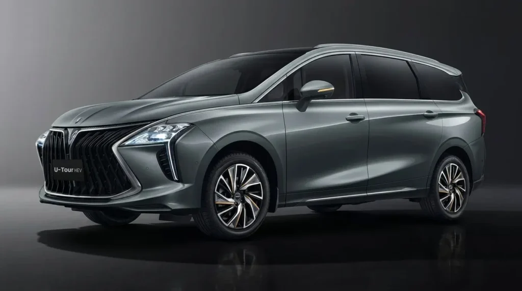 Frente del nuevo monovolumen Forthing U-Tour Hybrid de 7 asientos.