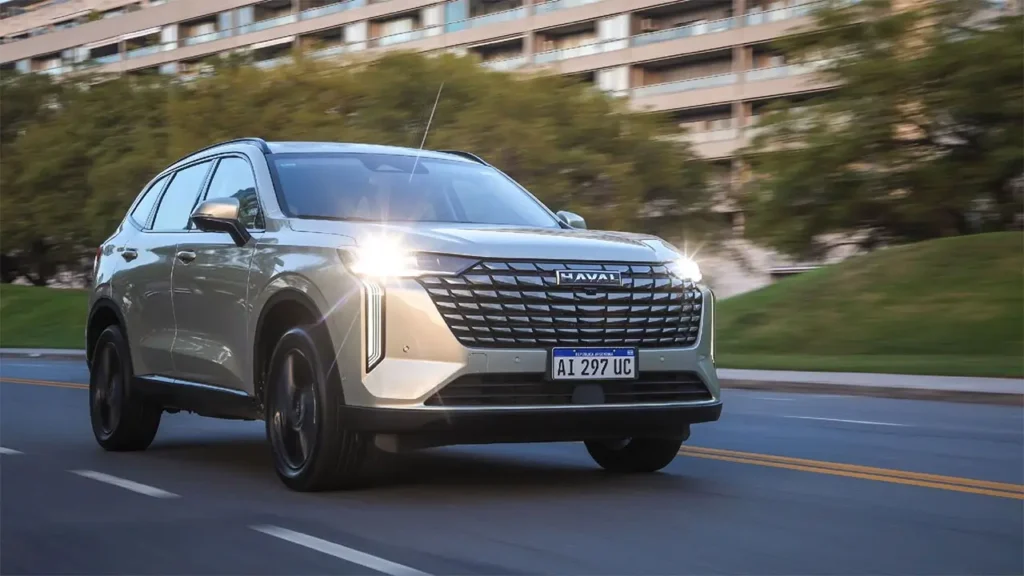Haval Argentina: SUV hibrida Haval H6 Pro HEV en ruta.