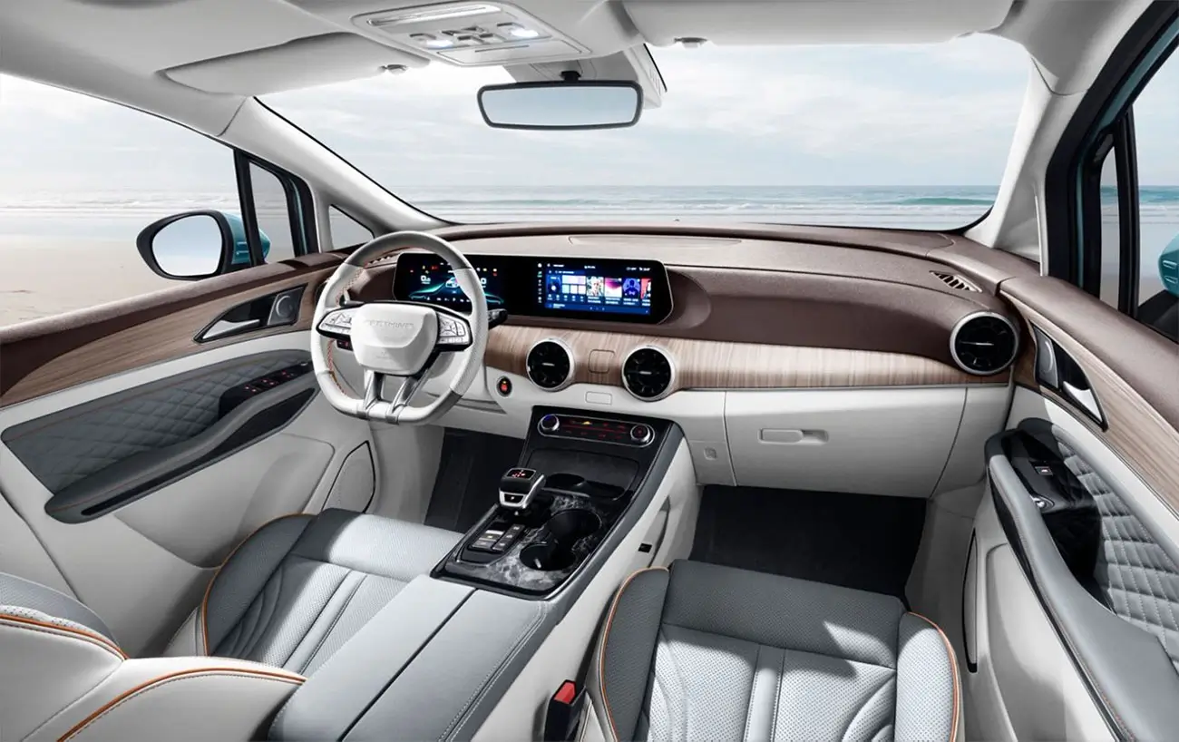 Interior y tablero Forthing U-Tour Hybrid