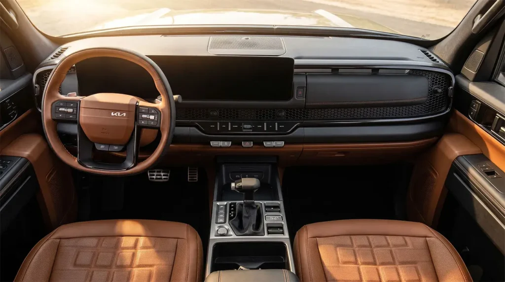 Diseño del habitáculo y pantallas tecnológicas de la pickup Kia Tasman.