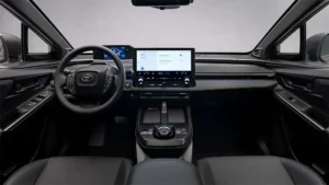 Disposición del puesto de conducción e instrumentos interiores en el SUV Toyota bZ4X 2026.