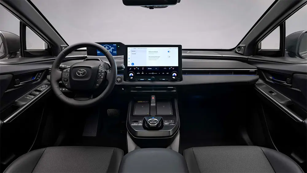 Disposición del puesto de conducción e instrumentos interiores en el SUV Toyota bZ4X 2026.