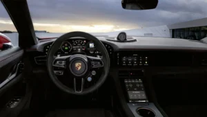 Interior tecnologico Porche Taycan e-Shift