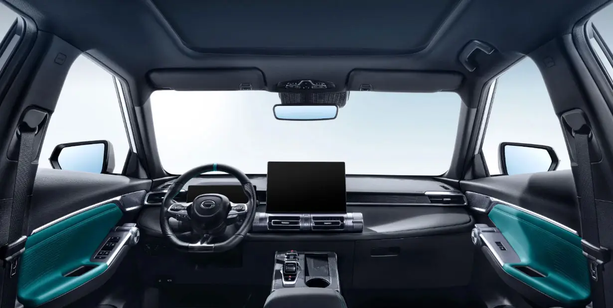 Interior del GAC Emkoo Hybrid panel digital y pantallas