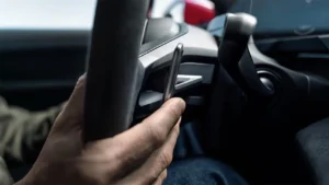 Volante GT Sport con levas de cambio en el nuevo porsche taycan eléctrico
