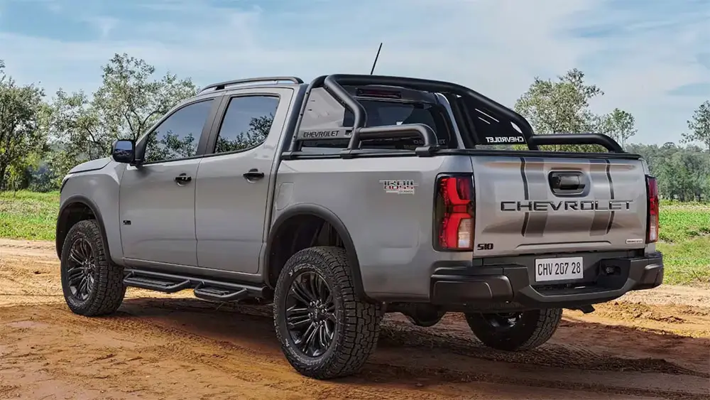 Vista trasera 45 grados de Chevrolet S10 Trail boss plateada