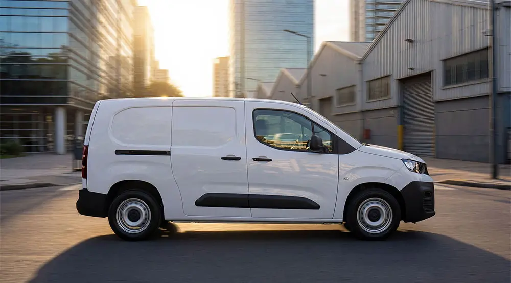 Vista lateral Furgon utilitario Peugeot Partner Van 2026