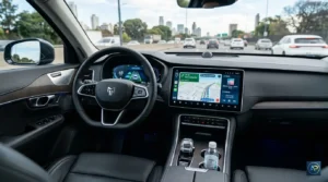Sistemas de seguridad activa y pasiva en el interior de un vehiculo moderno.