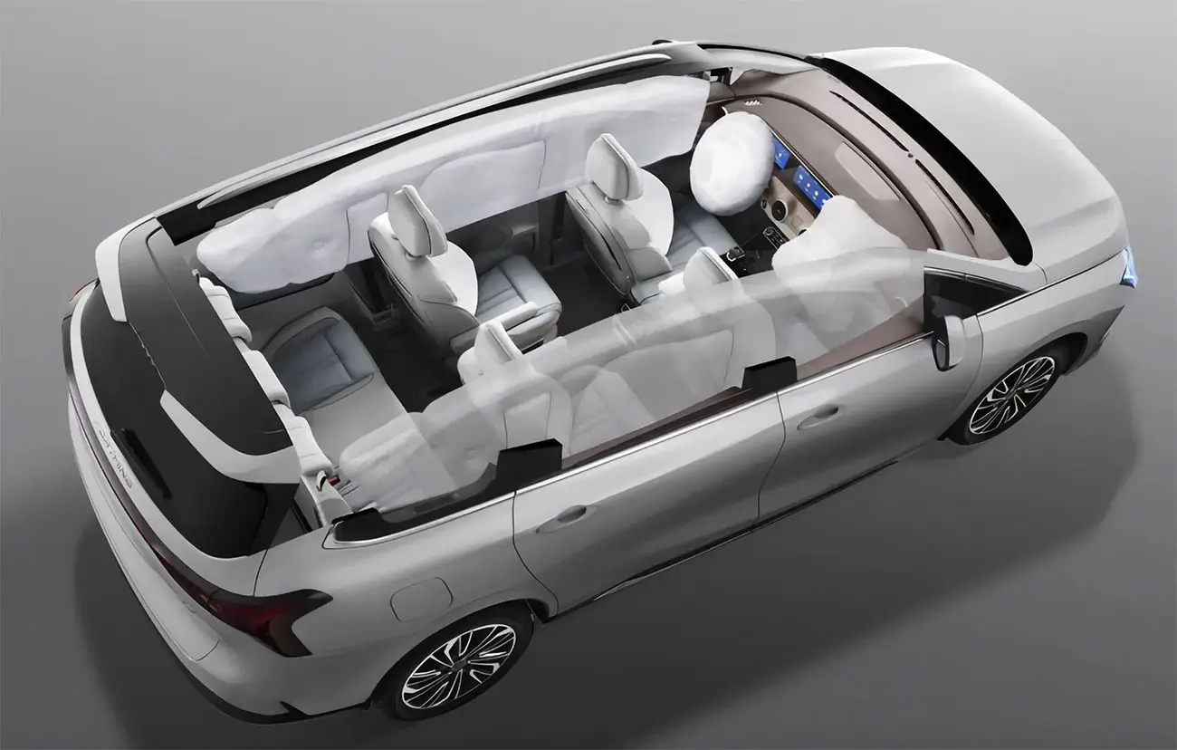 7 asientos y bolsas de aire Forthing U-Tour Hybrid.