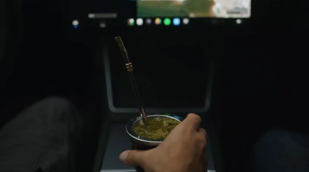 Mate que anuncia la llegada de Tesla a Uruguay
