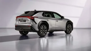 Vista lateral SUV Toyota bZ4X eléctrica