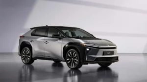 Vista de tres cuartos del frente del SUV eléctrico Toyota bZ4X 2026 configurado para el mercado argentino.