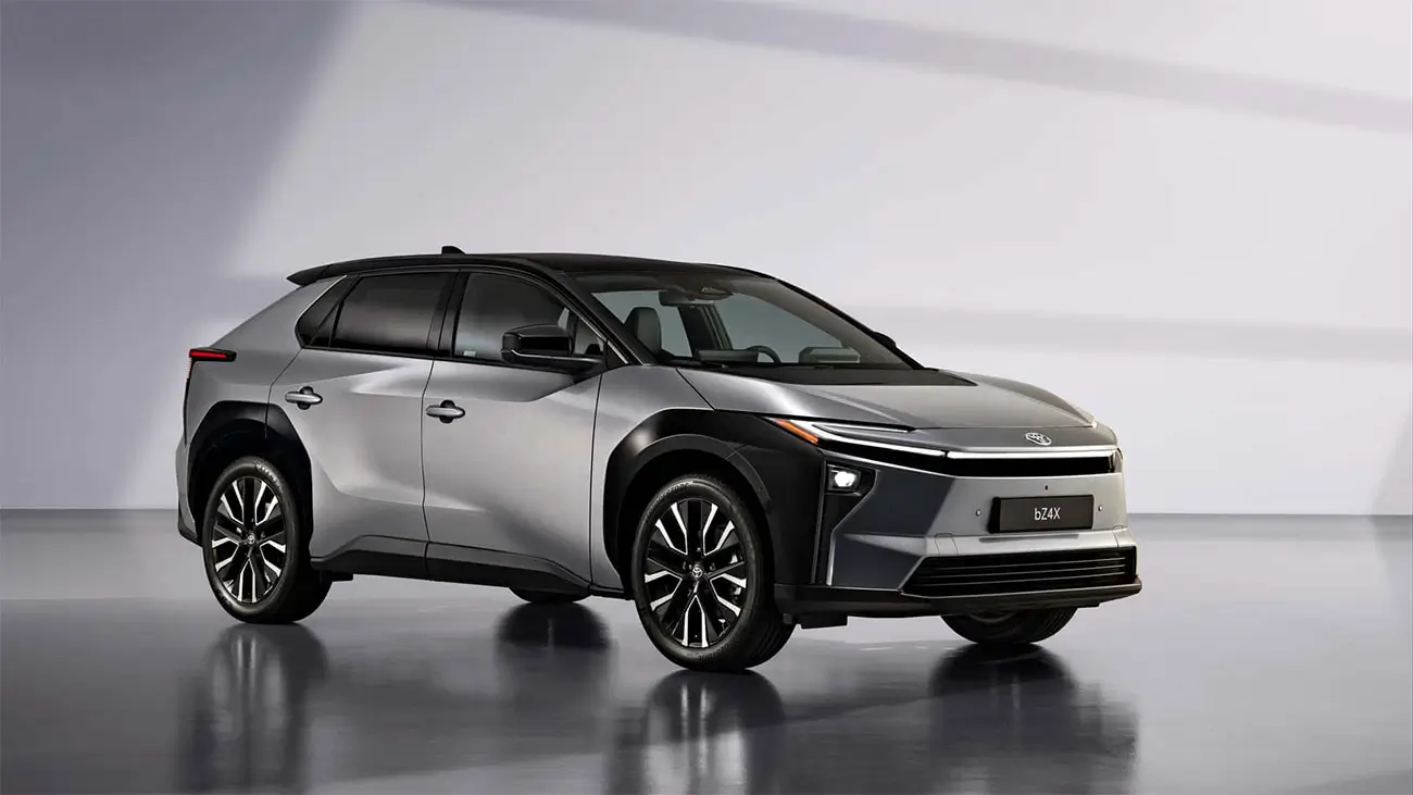 Vista de tres cuartos del frente del SUV eléctrico Toyota bZ4X 2026 configurado para el mercado argentino.