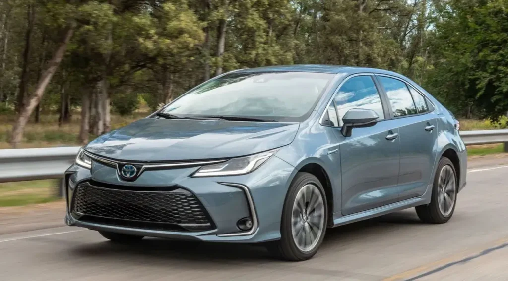 Toyota Corolla sedan circulando por la ciudad stock garantizado en Argentina