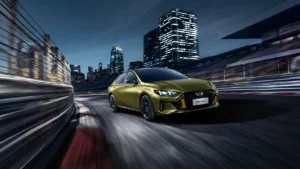 Sedan deportivo GAC empow en entorno urbano