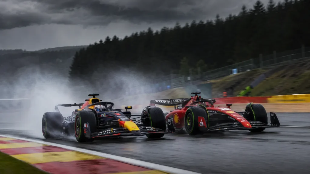Monoplazas de Fórmula 1 compitiendo bajo la lluvia en el circuito de Spa-Francorchamps en el Gran Premio de Bélgica de F1