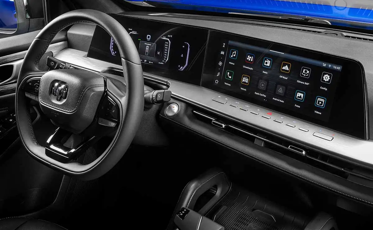 Habitáculo de la RAM Dakota con pantalla multimedia de 12.3 pulgadas y asientos de cuero