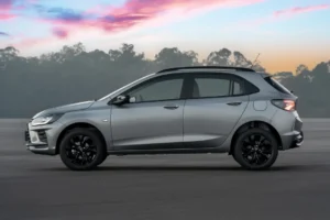 Perfil lateral del Chevrolet Onix Activ mostrando sus 201 mm de despeje del suelo y llantas de 16 pulgadas
