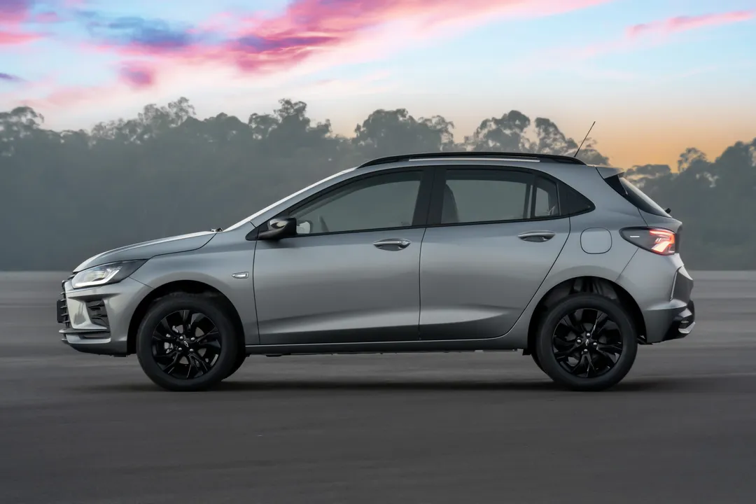 Perfil lateral del Chevrolet Onix Activ mostrando sus 201 mm de despeje del suelo y llantas de 16 pulgadas