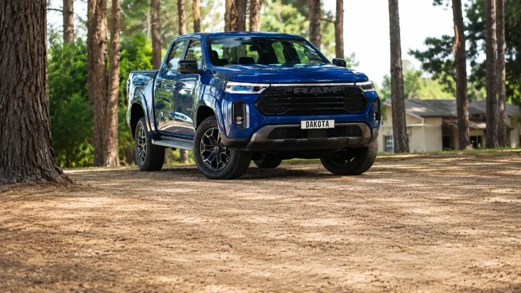 RAM Dakota Laramie Night Edition color Tempest Blue de frente con parrilla negra