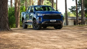 RAM Dakota Laramie Night Edition color Tempest Blue de frente con parrilla negra