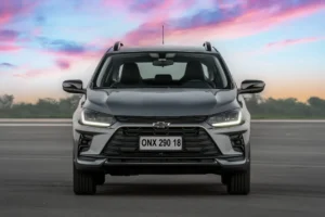 rente del nuevo Chevrolet Onix Activ con parrilla High Gloss y moño negro en Argentina