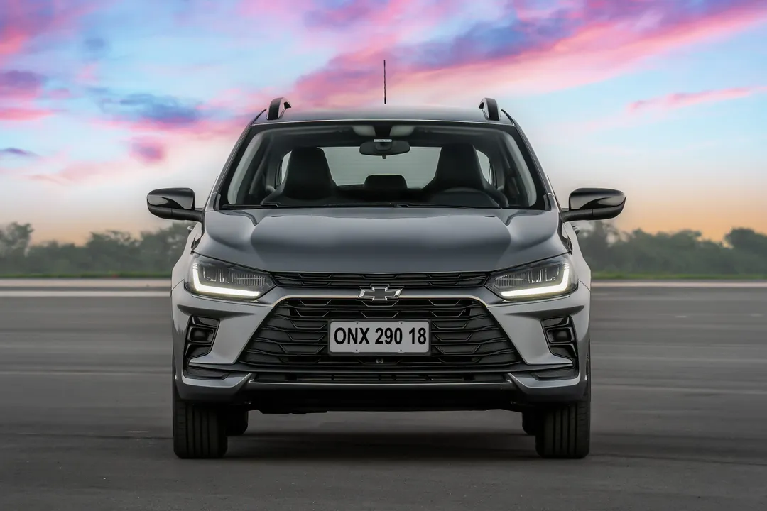 rente del nuevo Chevrolet Onix Activ con parrilla High Gloss y moño negro en Argentina