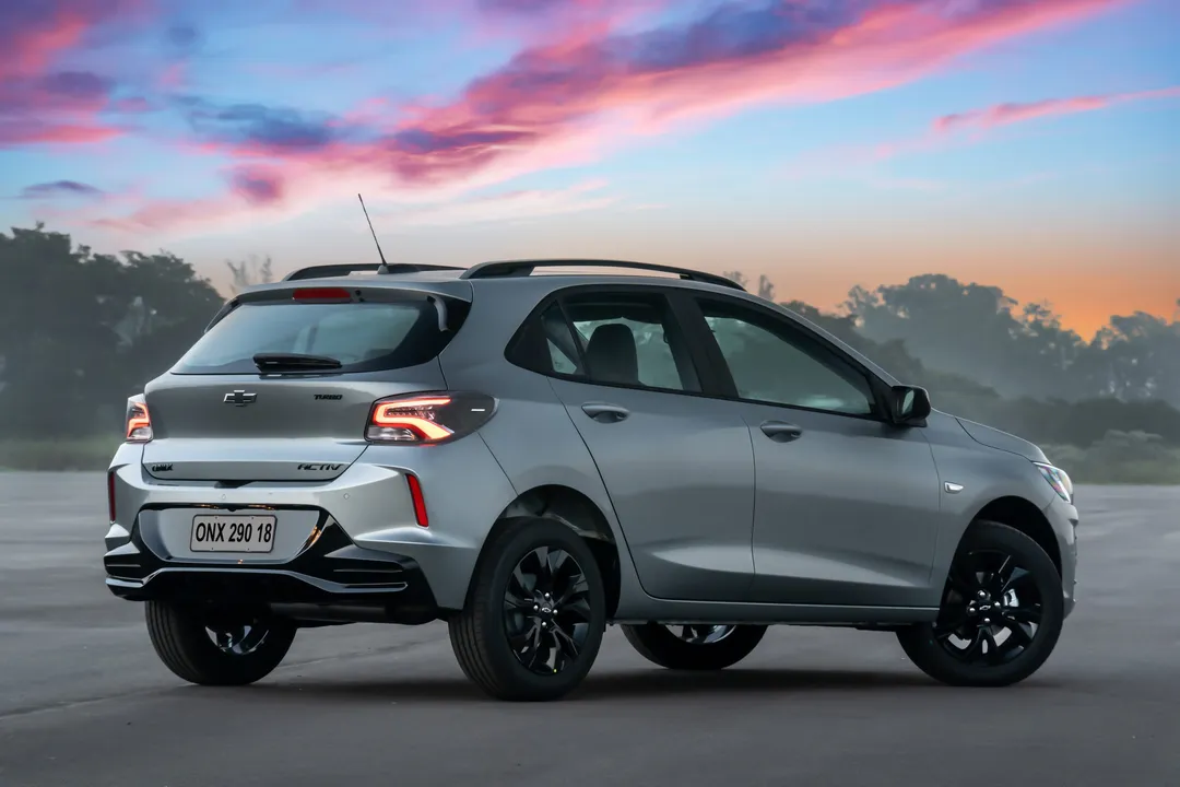 Vista lateral trasera del Chevrolet Onix Activ 2026 