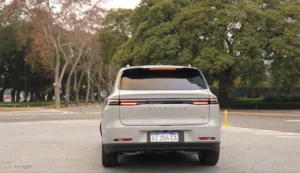Vista trasera mostrando la barra de iluminación LED continua y el spoiler con limpiaparabrisas oculto